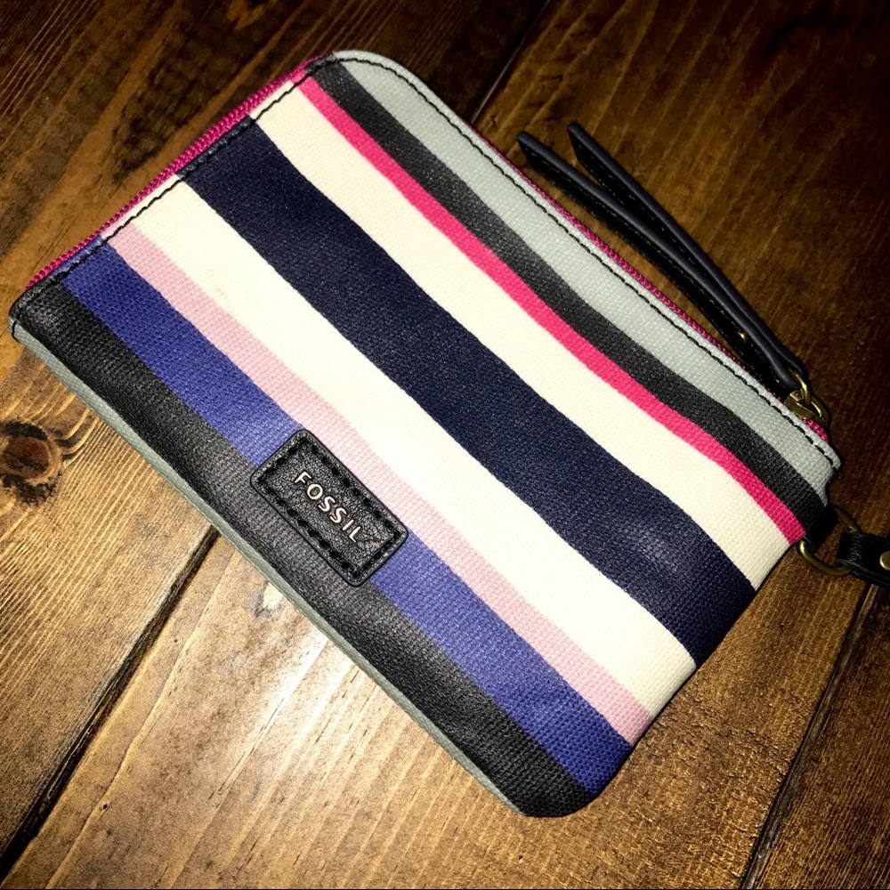🆕 Fossil Eliza Wristlet in Blue Multi Stripe